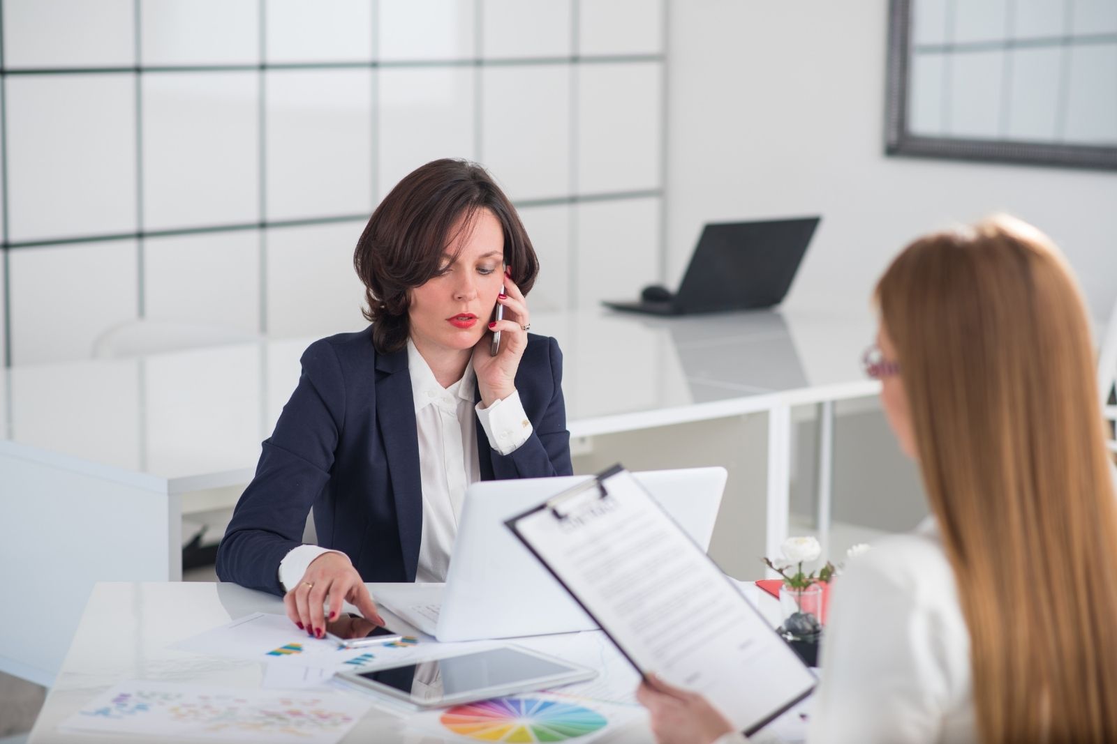 impresa di pulizie uffici clienti soddisfatti una donna parla per prenotare impresa di pulizie uffici e avere clienti soddisfatti