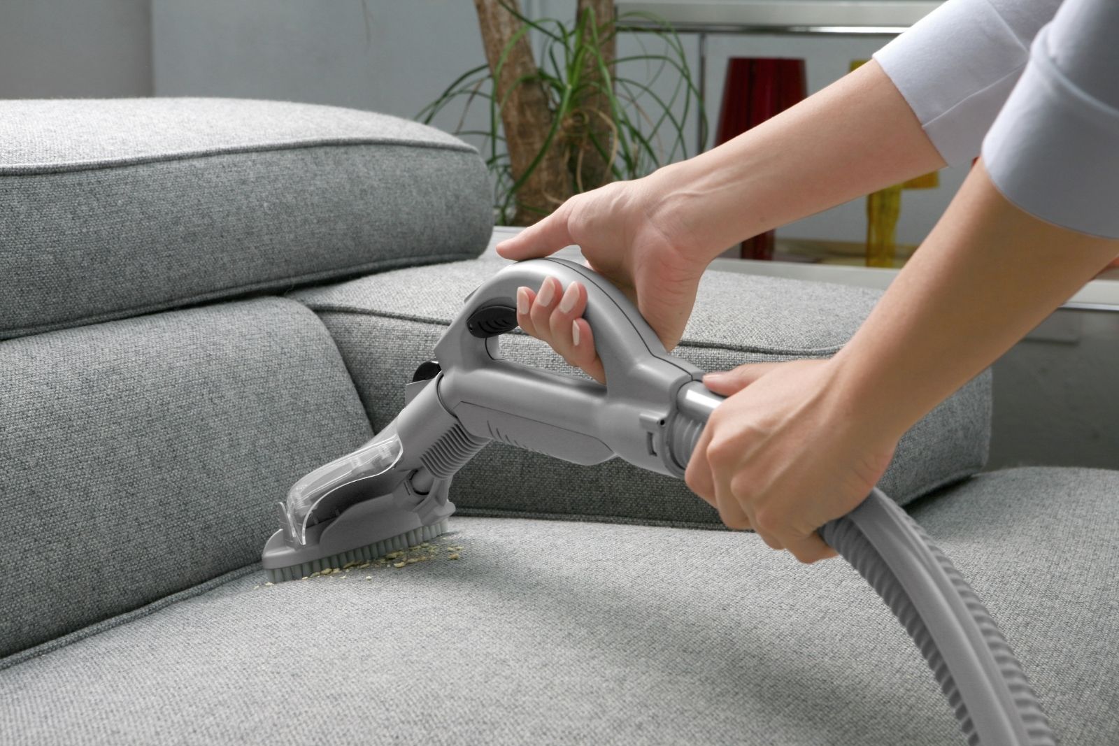 una mano che effettua una pulizia divani accurata pulizia divani accurata aurora cleaning