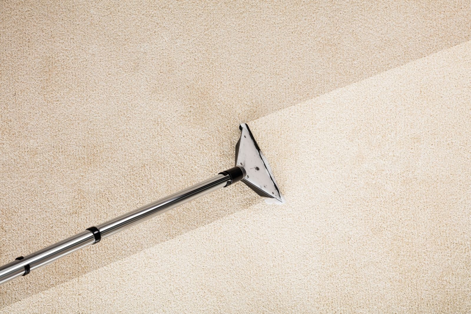 una aspirapolvere che effettua una pulizia moquette di impresa di pulizie pulizia moquette aurora cleaning