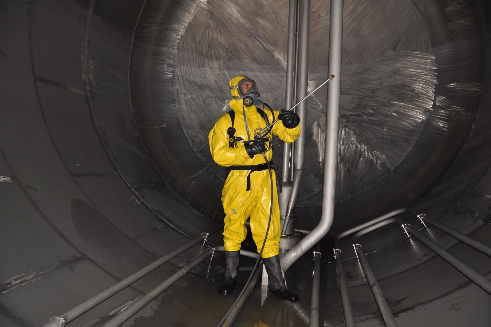 pulizie industriali servizi di igienizzazione un operatore in un silos alle prese con pulizie industriali servizi di igienizzazione